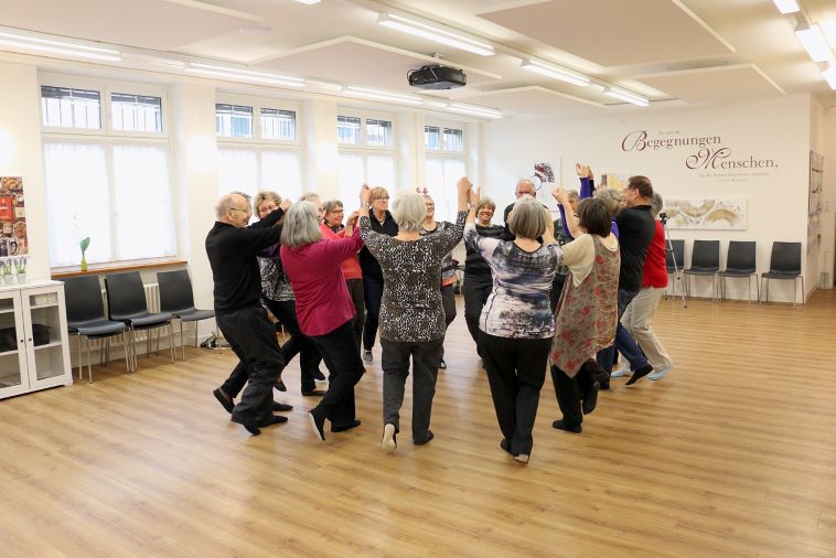 Arme und Beine gleichzeitig im Rhythmus bewegen! Foto: Alterskommission